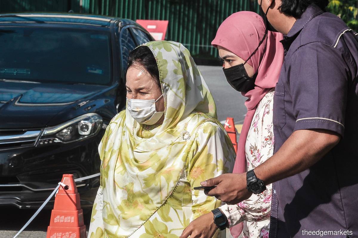 Rosmah (left) has claimed trial to 17 charges over some RM7.1 million allegedly transferred into her personal bank account between 2013 and 2017. (Photo by Zahid Izzani Mohd Said/The Edge)